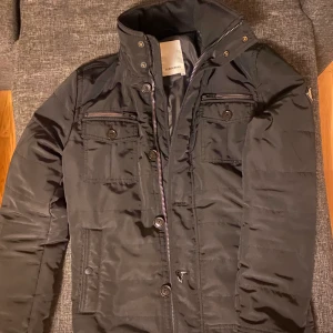 J Lindeberg Jacka - Riktigt snygg jacka i toppskick 10/10  Inga hål eller fläckar!  Obs (Denna jacka tillverkas ej längre) pris kan diskuteras!