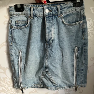 Jeans kjol - Cool jeanskjol med två dragkedjor där fram som man kan välja ha uppdragna eller nerdragna. Mycket fint skick.🌸
