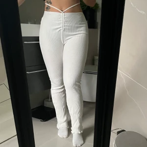 Vita byxor - Sköna vita byxor med snörning runt midjan. Använt fåtal gånger. 🌸