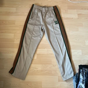 Needles Track pants - Needles x Aipl, storlek L men passar M, säljer pga att dem inte använda längre