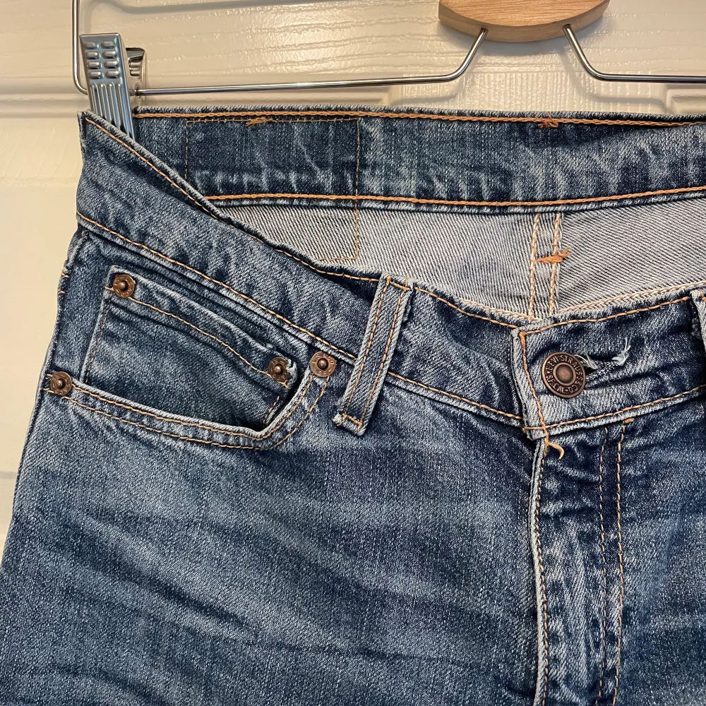 Ett par lågmidjade jeans med lite utsvängda ben från Levis. Storleken är W28 och L32. Varan är i fint skick. . Jeans & Byxor.