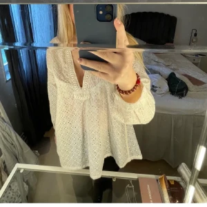Zara blus - Jättefin långärmad vit v-ringad blus från. Zara