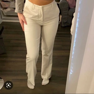 Kostymbyxor bikbok  - Säljer ett par kostymbyxor från bikbok som är knappt använda söker dom pgv av att jag har gått ner i vikt och dom kommer ej till användning nån mer så de skulle passa någon annan eller  isf någon kan byta ut mot mindre storlek hade uppskattat det ❤️