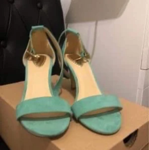 Fina gröna klackar - Aldrig använda, superbra skick! Storlek 39. Fraktkostnaden är preliminär, beror på hur stort paket som behövs. 