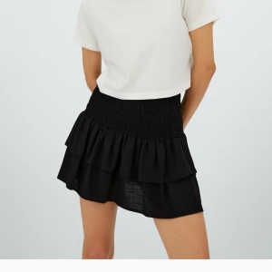 Gina tricot - Säljer min svart kjol som inte kom till användningen alls, hör av er vid intresse eller frågor😊