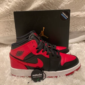 Air Jordan 1 MID - Ett par Jordans i storlek 37.5. Använda en gång men tyvärr fel storlek för mig. Självklart är dom äkta. Äkthetstag samt kartong från Restock finns med.  Modell: AIR JORDAN 1 MID (GS) i den klassiska röd,vit och svarta designen. INGA SKAMBUD