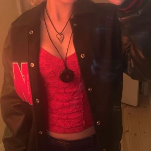 Varsity jacket - säljer min gamla American baseball jacka som min pappa använt när han var ung då den inte längre kommer till användning. sista bilden visar färgen bättre. skriv privat för fler bilder osv. 