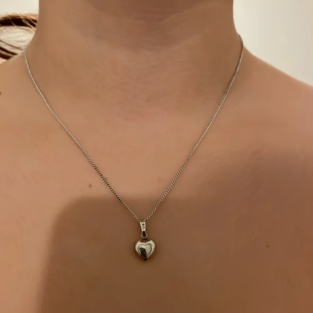 Ett äkta silver halsband med ett hjärta, kedja och hjärtat är äkta!🙂. Accessoarer.