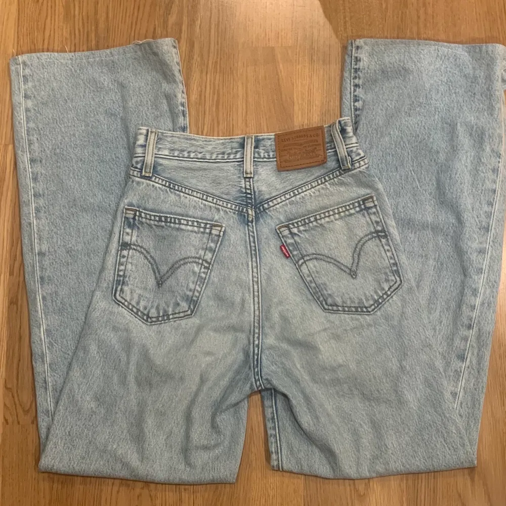 säljer mina älskade levis jeans då de blivit för små för mig🥲 Jättefina och passar någon som är mellan 160-168 skulle jag tro, de är hyfsat stretchiga💓. Jeans & Byxor.