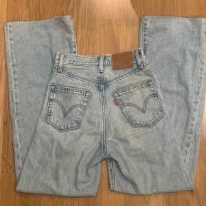 säljer mina älskade levis jeans då de blivit för små för mig🥲 Jättefina och passar någon som är mellan 160-168 skulle jag tro, de är hyfsat stretchiga💓