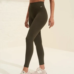 Ribbade tights - Säljer mina ribbade gröna träningstights från Aimn. Så himla sköna och snygga men har tyvärr inte användning för dom. Kan användas till både träning och till vardags. Storlek XS men passar S  också!🤍 i princip aldrig använda!