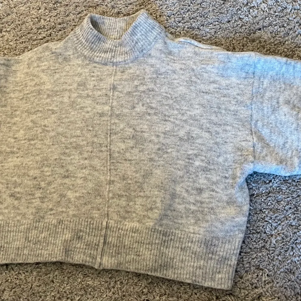 Stickad kortare tröja med halvpolo från Gina Tricot. Strl S. Neuleet.