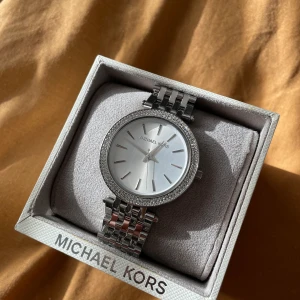 Klocka Michael Kors - Klocka i silver. Allt kommer med. Box och extra längd inköpspris ca 2000kr