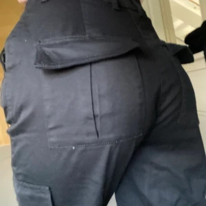 A-dsgn cargobyxor  - Svarta cargobyxor från Alice Stenlöfs märke A-dsgn. Långa ben och hög i midjan, storlek xs