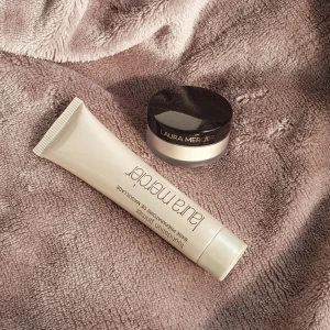 Laura Mercier Primer & Setting Powder minis - Primer 14,7ml testad 1 gång. Powder 3,5 (tror jag), oöppnat. Fraktsumman blir 19kr (frakt m frimärke) vid direkt swish till mig, välj ej Köp Nu isåfall. Samfraktar för minsta möjliga frakt kostnad för dig. Kontakta mig angående detta