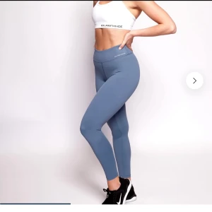 Träningstights  - Supersköna träningstights från RX Performance. Materialet är sååå mjukt!! Använda ett fåtal gånger, i fint skick. Pris kan diskuteras vid snabb affär💚