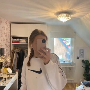 Nike sweatshirt  - en vintage vit nike sweatshirt.  TRYCK INTE PÅ KÖP NU🫶🏼🫶🏼🫶🏼
