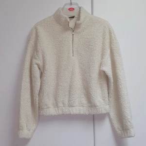 Teddy tröja - Naturvit teddy tröja i bra skick.