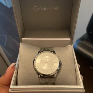 Calvin Klein dam klocka  - Säljer  Calvin Klein Dam klocka   Nypris 3000kr Mitt pris :1000kr   Prutat och klart.  Skambud ignoreras   Finns i Tullinge,  Först till kvarn  