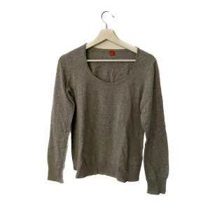 Tunnstickat  - Tunnstickat, gråa tröja med u-ringning