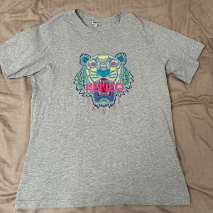 Kenzo Paris T-shirt  - Kenzotröjan är som ny och aldrig använd så den är i bra skick. Köparen står för frakten.