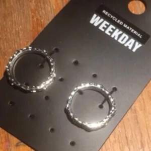 Säljer två helt nya och oanvända Weekday ringar i storlek s-m, säljer då de var för stora! 💓💓
