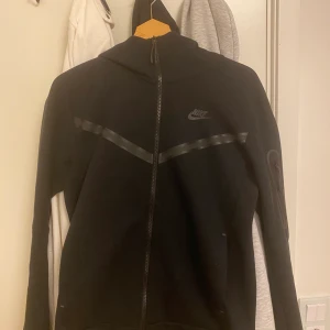 Nike tech flecce - Fint skick då den e sparsamt använd. Säljer för jag inte använder den mer. Pris kan diskuteras vid snabb och smidig affär 