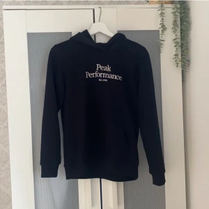 Peak Performance hoodie  - Säljer min peak hoodie, i superbra skick endast använd ca 2-3 ggr. Nypris 600-700kr tror jag:) passar både killar som tjejer. I storlek 160 men passar från XS-M