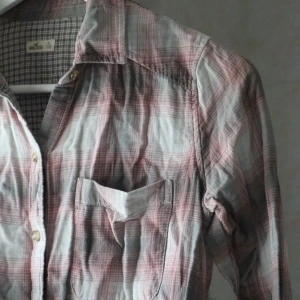 Rutig skjorta - Fin skjorta med rutor i gammelrosa, vitt och grått. Mindre vita och grå rutor på insidan.