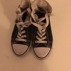 Sneakers - Säljer dessa converses!! Bara andvänts 3 gånger eftersom jag köpte nya skor ganska strax efter. Köpte dem för 449kr säljer dem dock billigare.