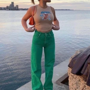 Coola byxor - Sjukt coola jeans, men som säljs då servicetekniker riktigt är min stil. Storlek L, men passar mig som brukar ha M💕 (Alla bilder är lånade, då jag ej har byxorna hos mig) 