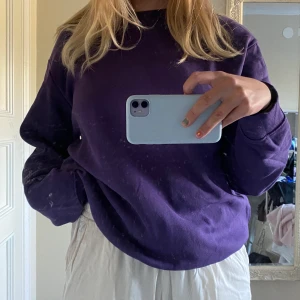 Lila collagetröja - Lila collagetröja från H&M, så gott som nyskick! Köparen står för fraktkostnad🤍