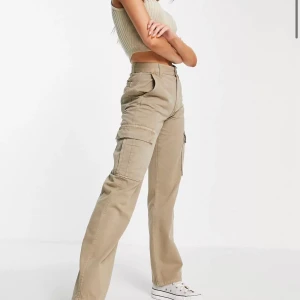 Ljusbeigea cargobyxor - Aldrig använda och pris lappen är kvar. För mer bilder skriv till mig🥰  (Bilderna lånade av Asos)