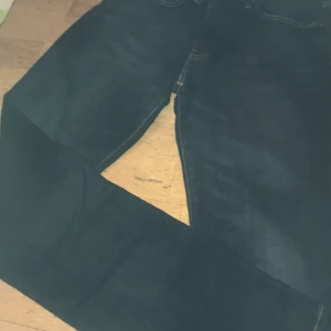 Ett par jeans -  Ett par Byxor i blåjeans 