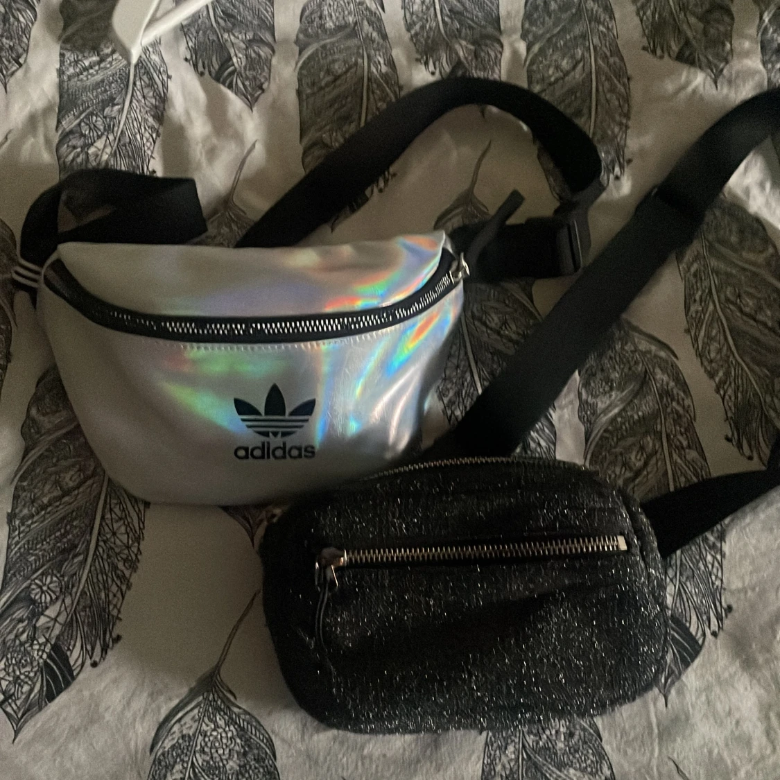 Adidas och glittrig bumbag 