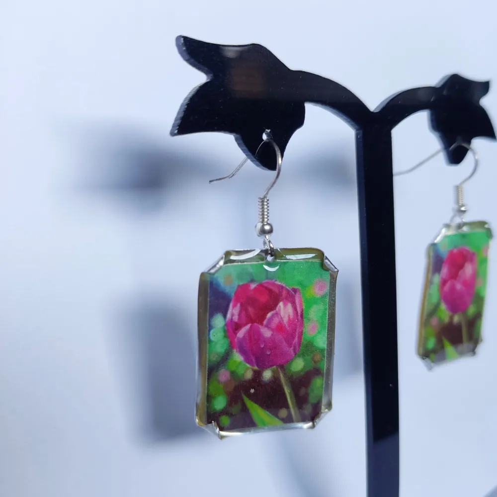 Handmade earrings with tulip, new.. Accessoarer.