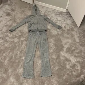 Riktiga Juicy Coutoure tröja och byxor - Nästan aldrig anndvända,inte slitna eller förstörd bra skick,storlek 11/12 år ljusgråa byxor och huddy med  dragkedja,super sköna och inte så tull
