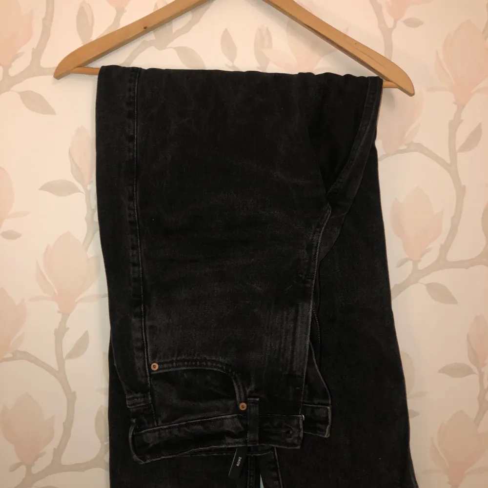 Svarta tvättade jeans från Weekday. Modellen Rowe storlek:- 27/32. Högmidjade, bra skick.. Jeans & Byxor.