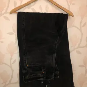 Svarta tvättade jeans från Weekday. Modellen Rowe storlek:- 27/32. Högmidjade, bra skick.