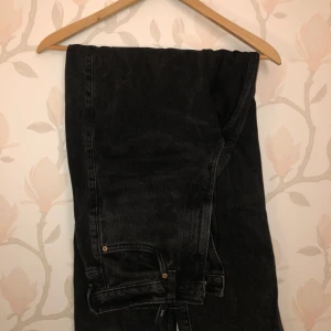Svarta jeans - Svarta tvättade jeans från Weekday. Modellen Rowe storlek:- 27/32. Högmidjade, bra skick.