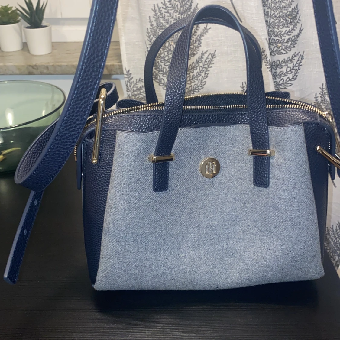 Tommy hilfiger crossbody bag