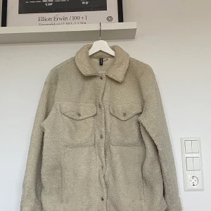 Teddyjacka - Teddyjacka från H&M i Stl M.  En liten fläck uppe på vänster ficka samt nere vid vänster arm/handled. 