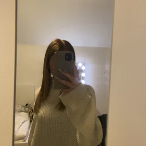 Varm stickad tröja  - En varm stickad vit tröja från lager157 i storlek M. Har använt några fåtal gånger. 