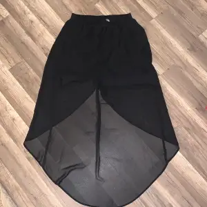 Jättefin svart kjol ifrån H&M i storlek 38. Kjolen är i fint skick och endast använd ett fåtal gånger. Hör av dig vid frågor eller funderingar💞