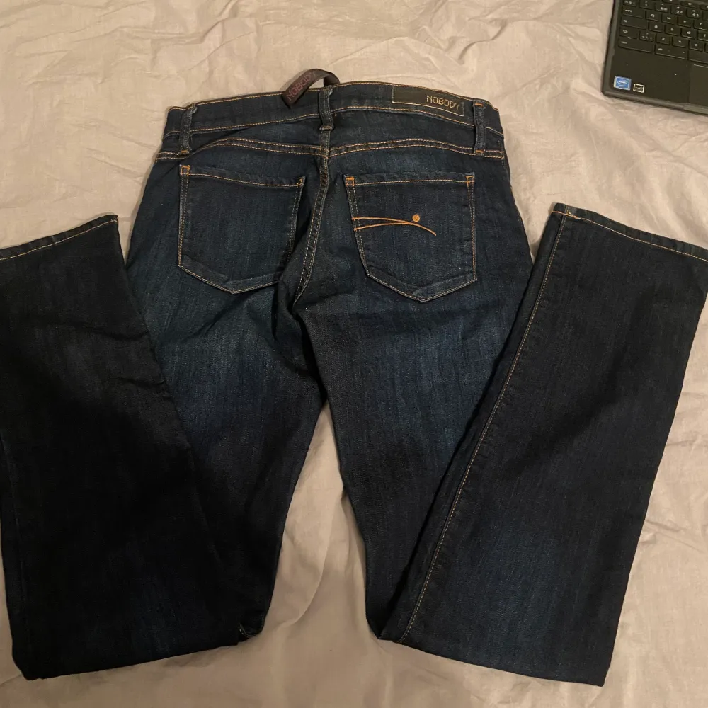Lågmidjade jeans från Sellpy köpta för 500 kr, det är i en flare-modell med superfina detaljer där bak, säljer då det tyvärr är för små❤️. Jeans & Byxor.