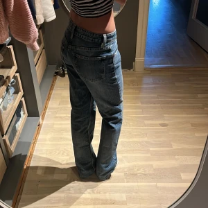 Zara jeans - Säljer dessa mid-rise zara jeans. Nästan aldrig använda och är i bra skick. Midjemåttet är 72 cm. Säljer då de nästan är försmå.