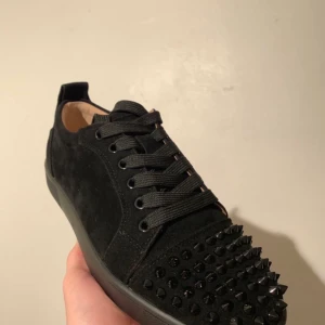 Loubutin  - Finns i alla storlekar och skickas med spårbar fri frakt