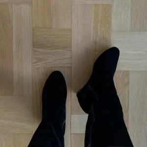 Stövlar med klack - Jättesnygga svarta stövlar med klack, i mocka material med fin gulddetalj. Använda men i mycket bra skick! Storleken är 39 men passar mig som har 40 😊👢