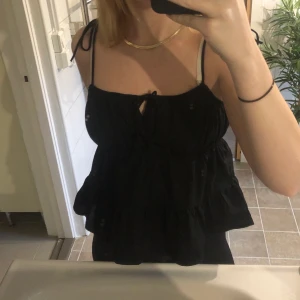 Svart volanglinne - Säljer detta jättefina linne ifrån h&m! Kommer ej till användning längre, köparen står för frakten! 💘