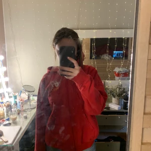 Röd zip up - En röd zip up hoddie i bra skick. Köpt secondhand